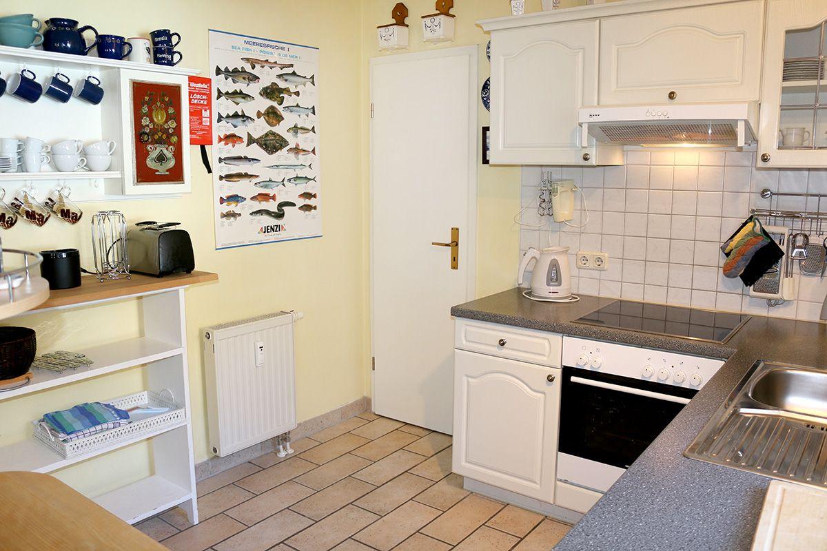 Küche mit Hauswirtschaftsraum/Vorratskammer