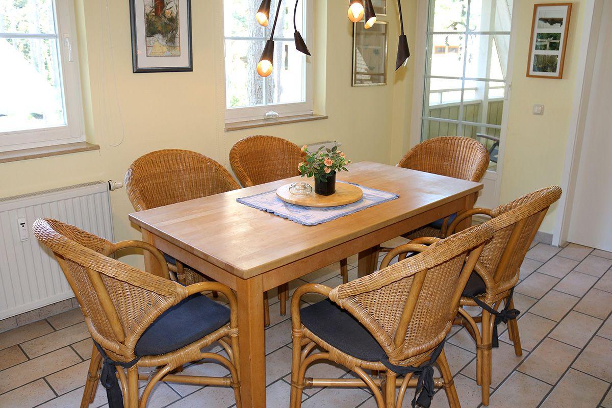 großer Esstisch mit viel Platz für 6 Personen