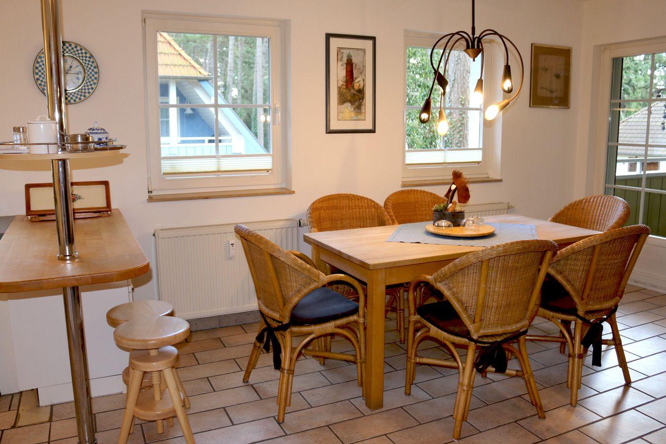 Küchentresen, großer Esstisch und Zugang zum Balkon