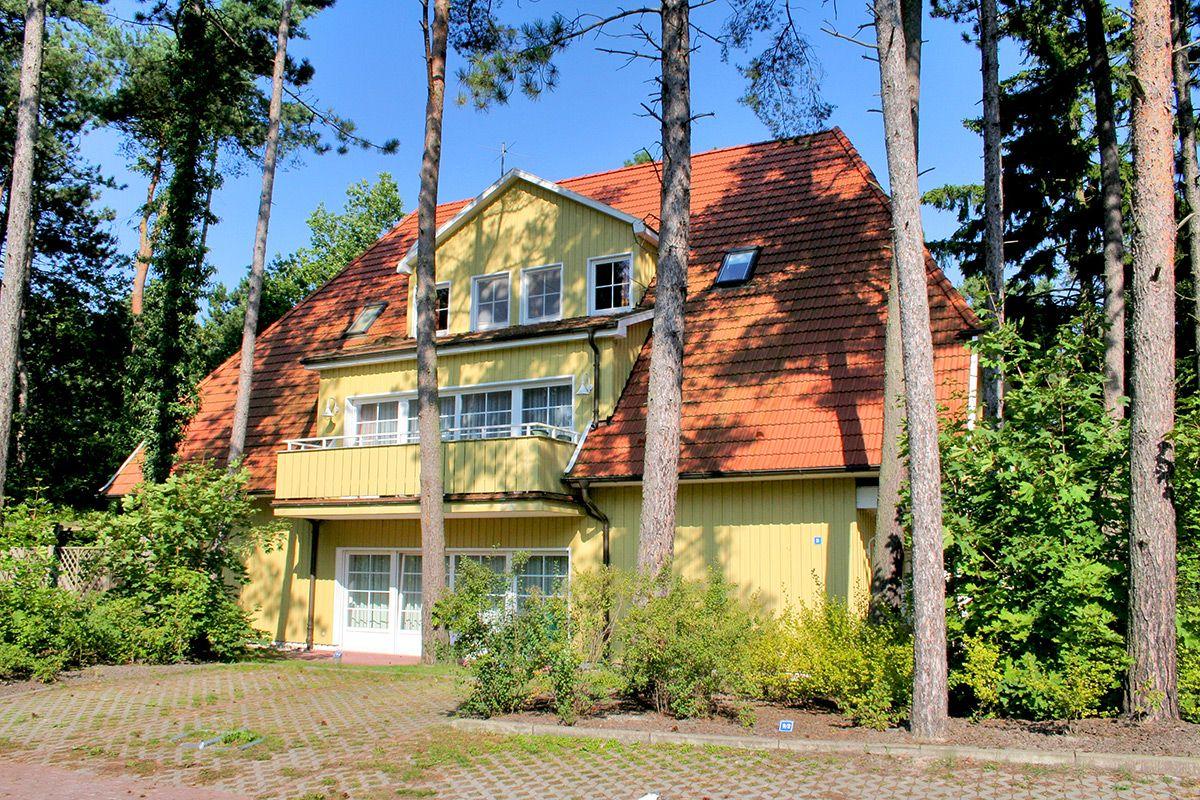 Aussenansicht mit 1x PKW-Stellplatz vor dem Haus