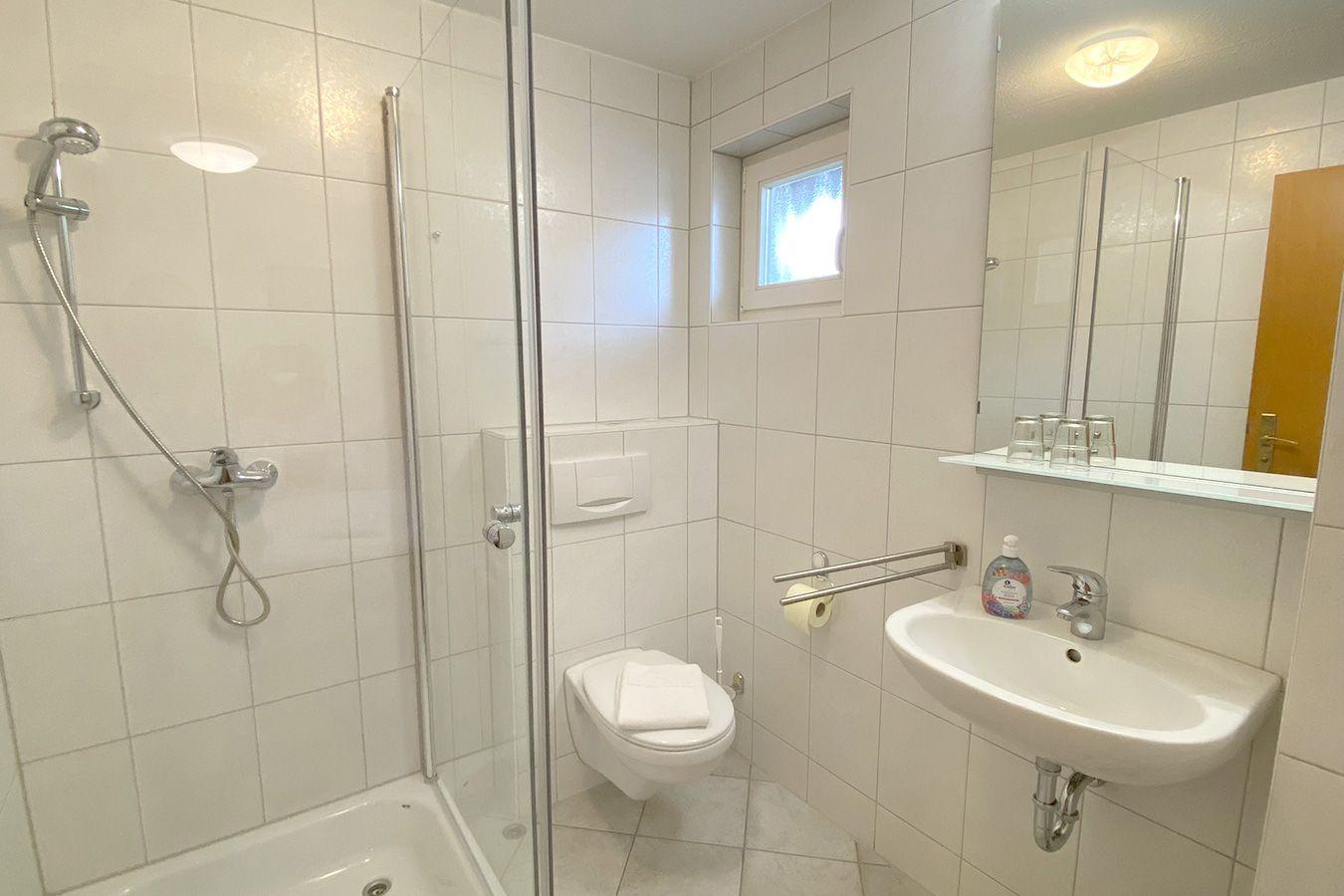 Bad mit Waschbecken, WC