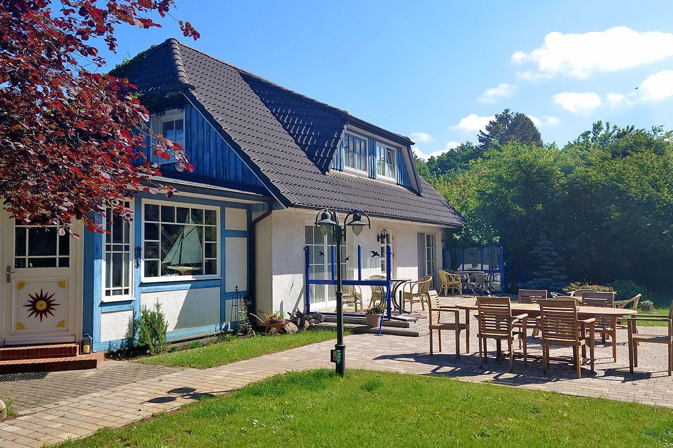 Ansicht des Haues im Sommer (Wohnung 1: Terrasse rechts)