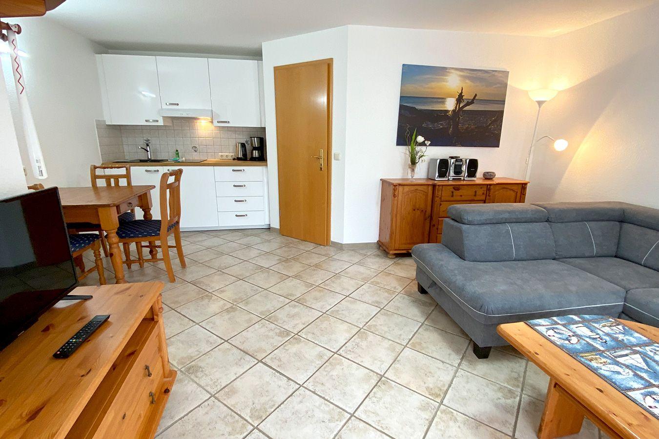 Wohnbereich mit Küchenteil und Esstisch