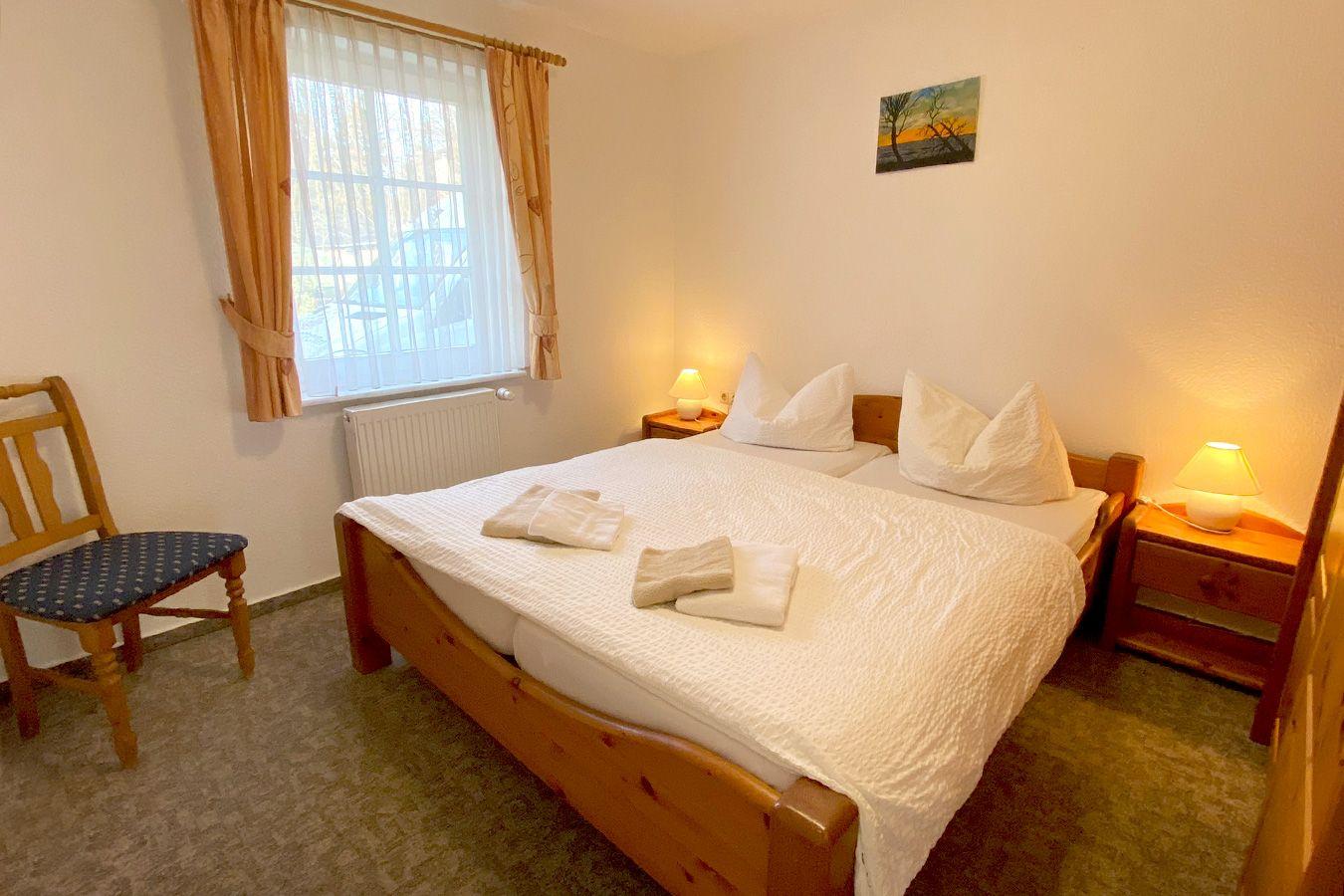 Schlafzimmer mit Doppelbett