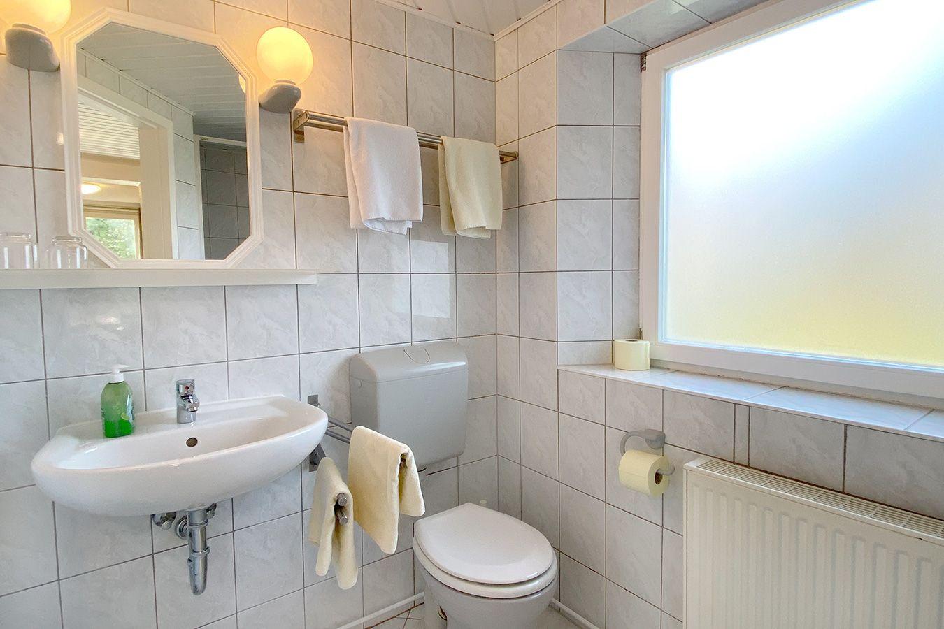 Bad mit Dusche, WC und Waschbecken