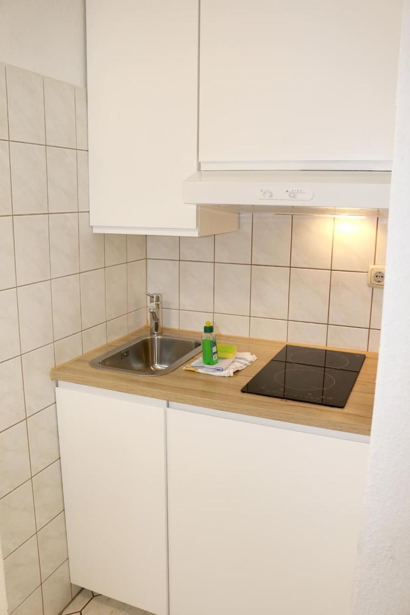 kleine Küchennische mit Cerankochfeld & Kühlschrank