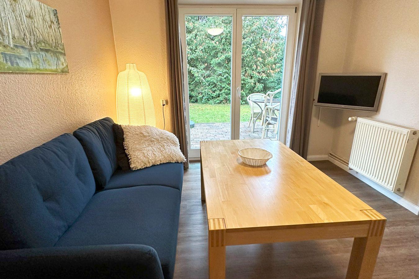 Ausblick ins Grüne - von der Couch in den Garten