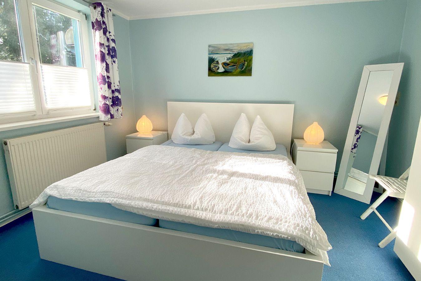 Schlafzimmer mit Doppelbett, Spiegel