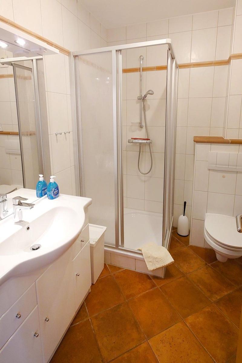 Bad mit Dusche und WC