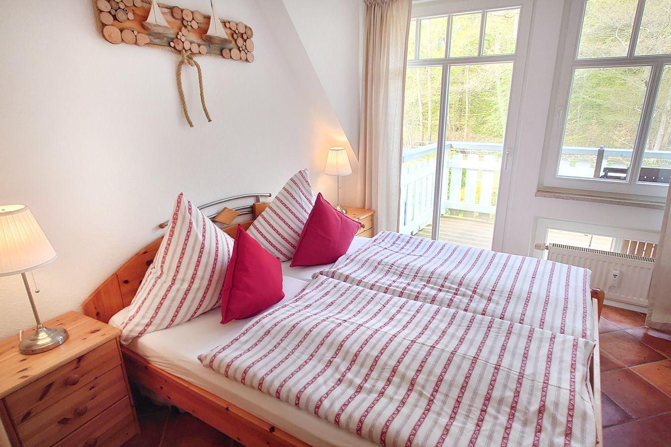 Schlafzimmer mit Doppelbett und Zugang zm Balkon