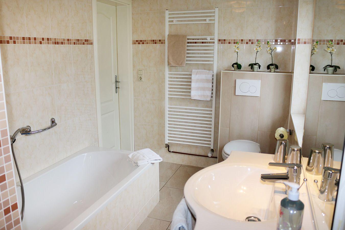 Bath with bathtub, sink and heater