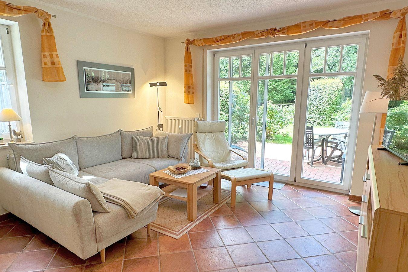 gemütliche Couch und schöne Terrasse