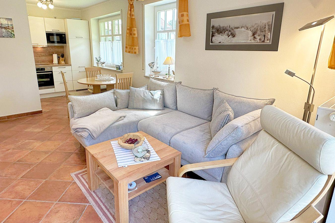 Couch und Blick in die Küche