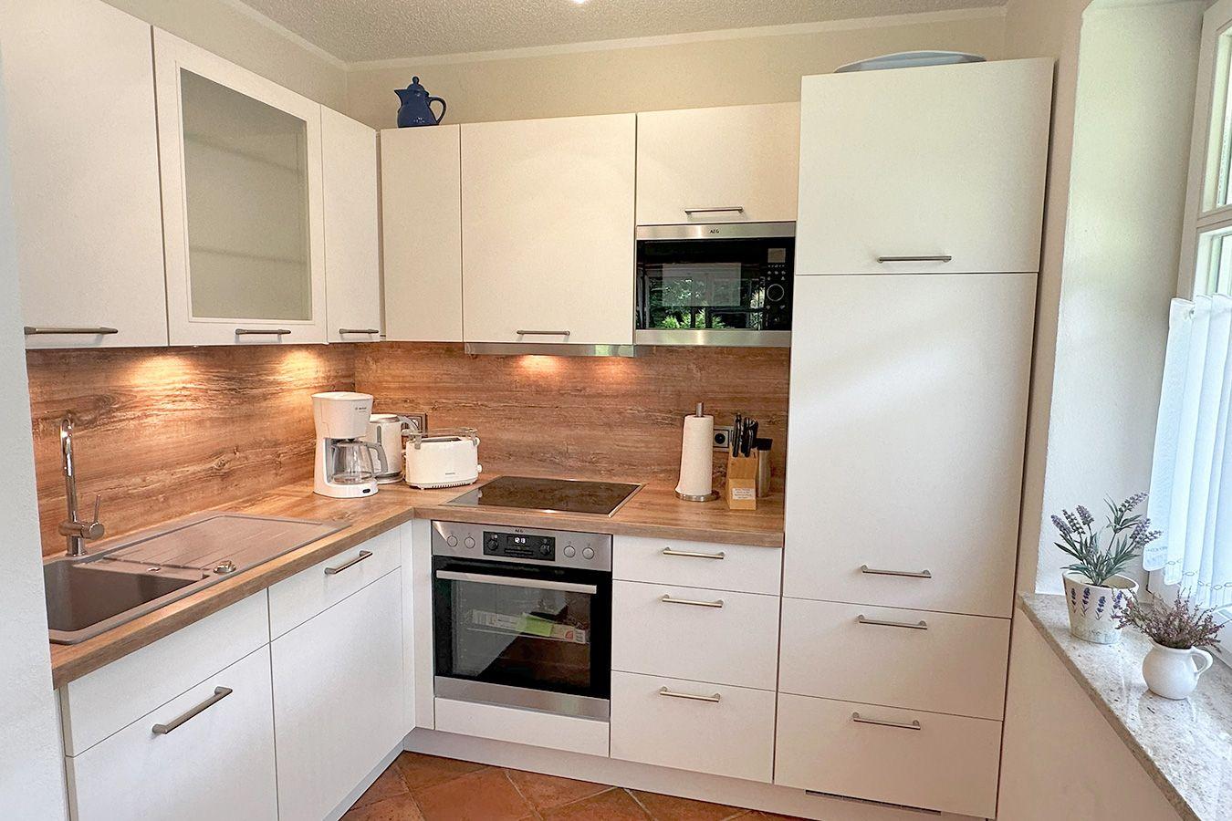 gut ausgestattete Küchenecke