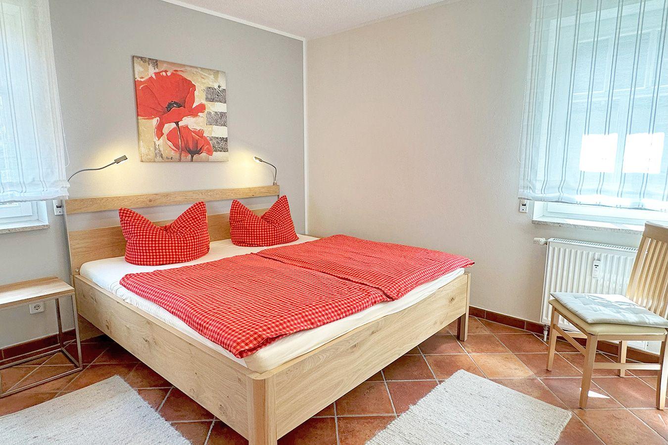 Schlafzimmer mit Doppelbett (Bettwäsche zubuchbar)