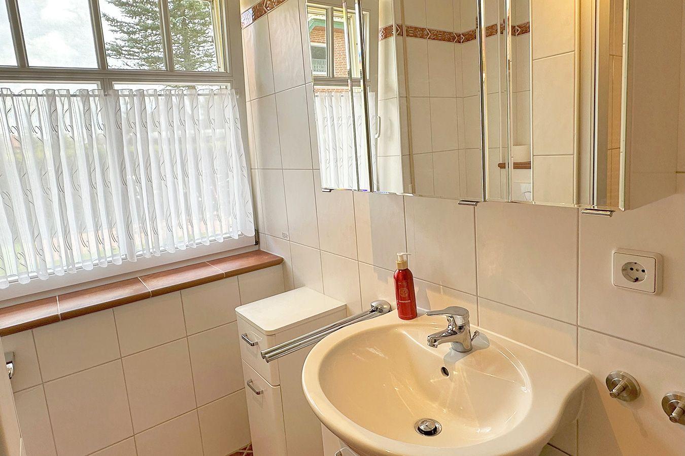 Bad mit Dusche, WC und Waschbecken