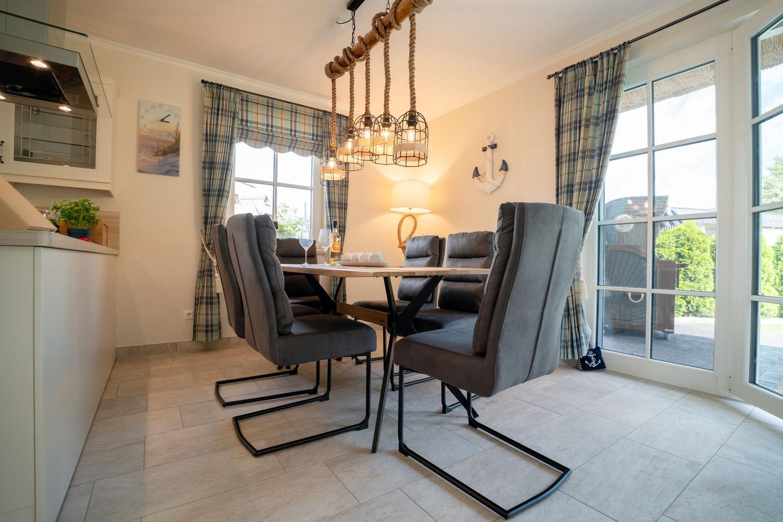 Essbereich mit Tisch, Stühlen und Fensterblick.