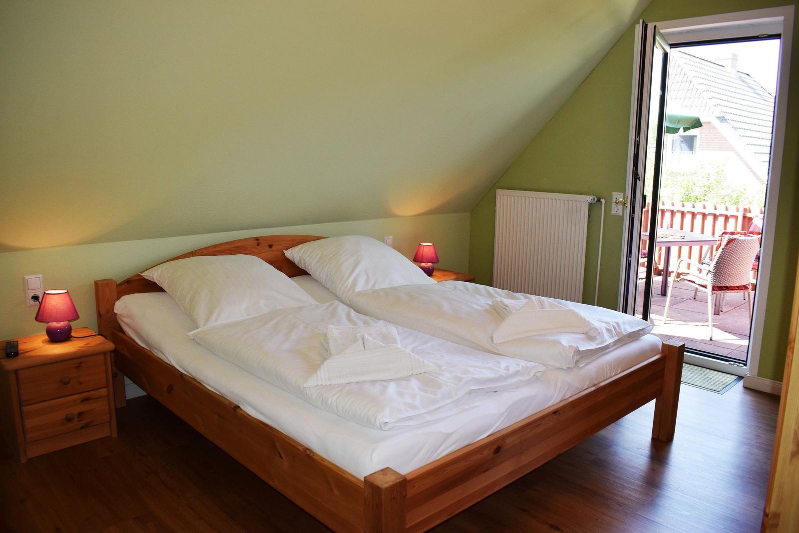 Doppelbettzimmer mit Blick auf Terrasse