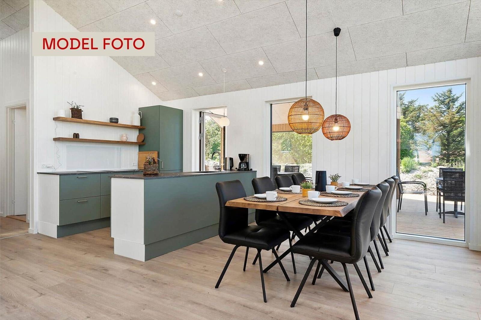 Küche und Essbereich mit Holzboden und Blick auf die Terrasse.