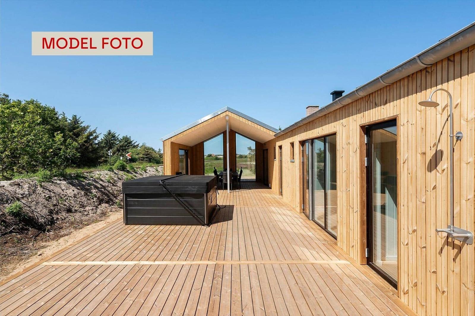 Holzveranda mit Whirlpool und Dusche an modernem Haus