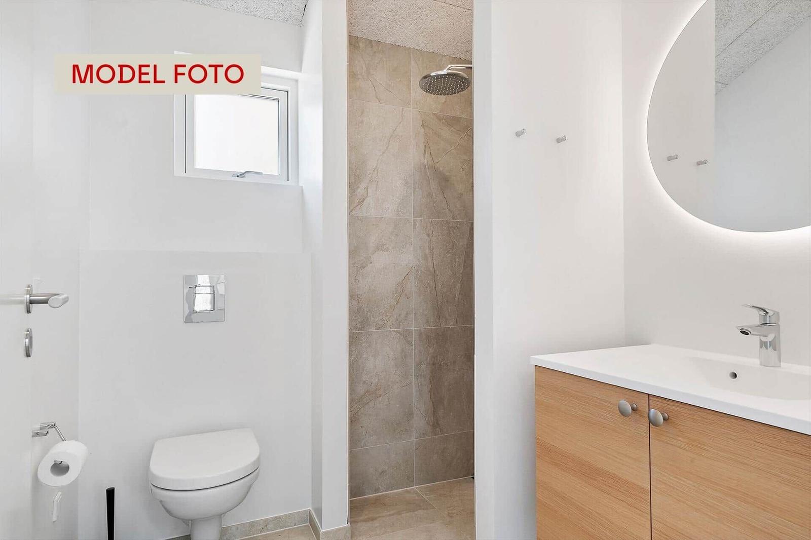 Bad mit Dusche, Waschbecken und Toilette. Moderne Einrichtung.