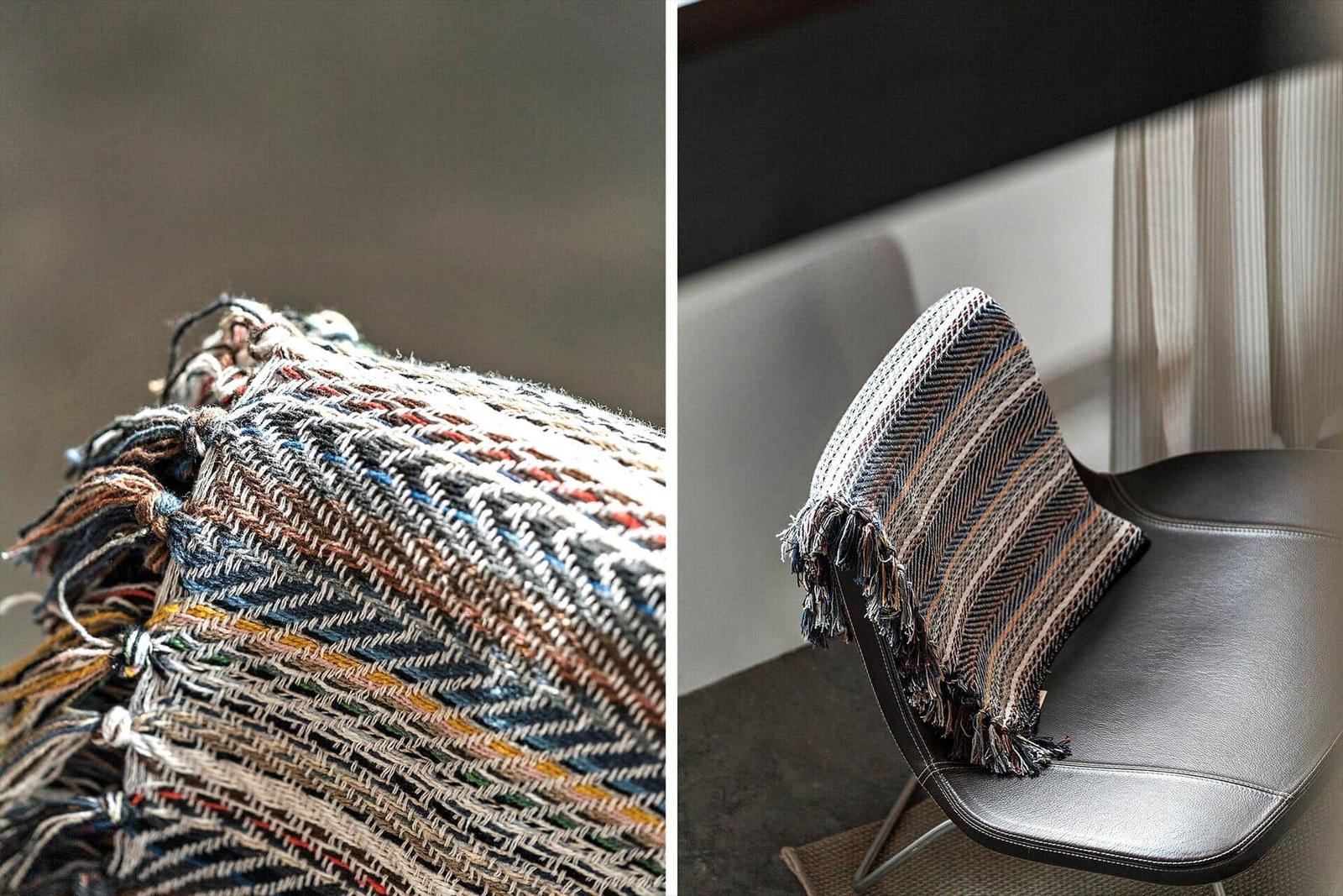 Farbiger gestrickter Sitzkissen mit Fransen auf einem Stuhl