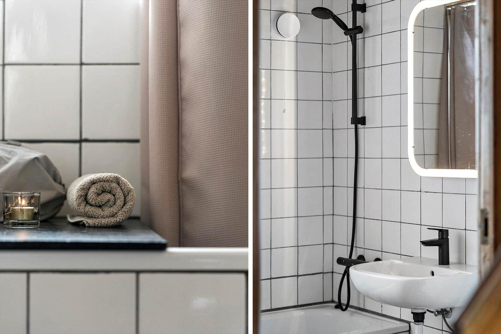 Badezimmer mit Dusche, Waschbecken und Badetuch.