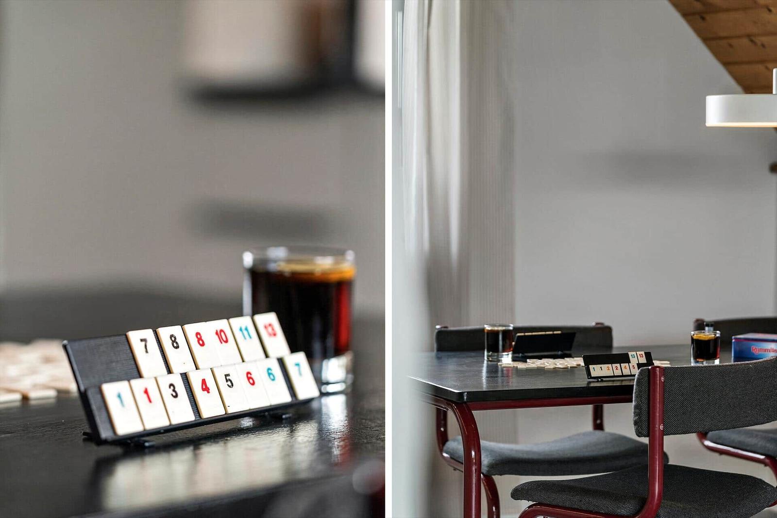 Tisch mit Spiel und Getränk in einem Raum mit Fenster und Lampe.