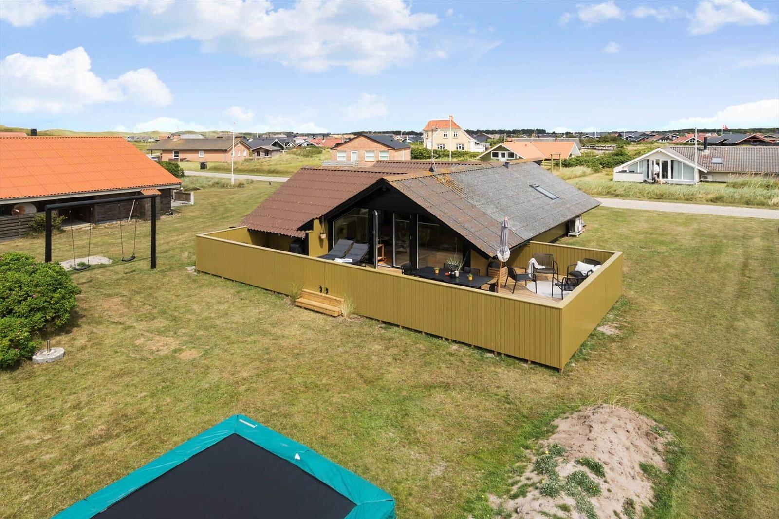 Moderne Villa mit Terrasse, Garten und Trampolin. Blick auf die Umgebung.