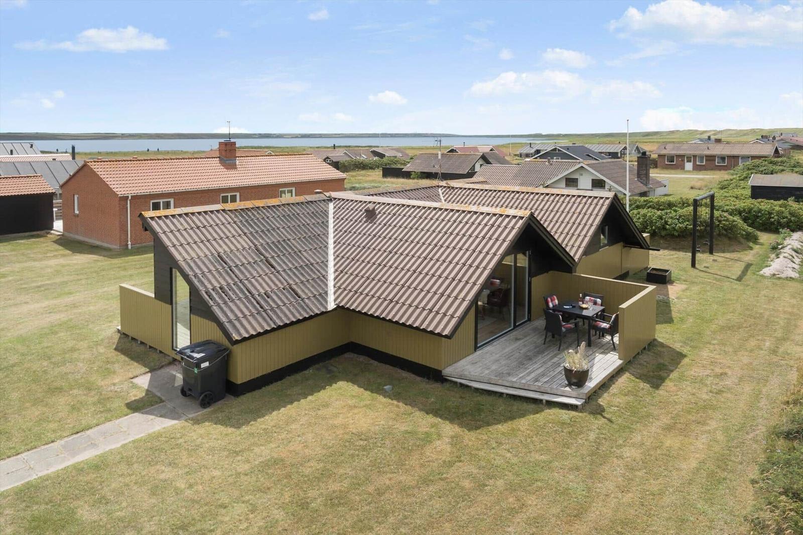 Moderne Ferienhaus mit Terrasse und Blick auf die Landschaft.