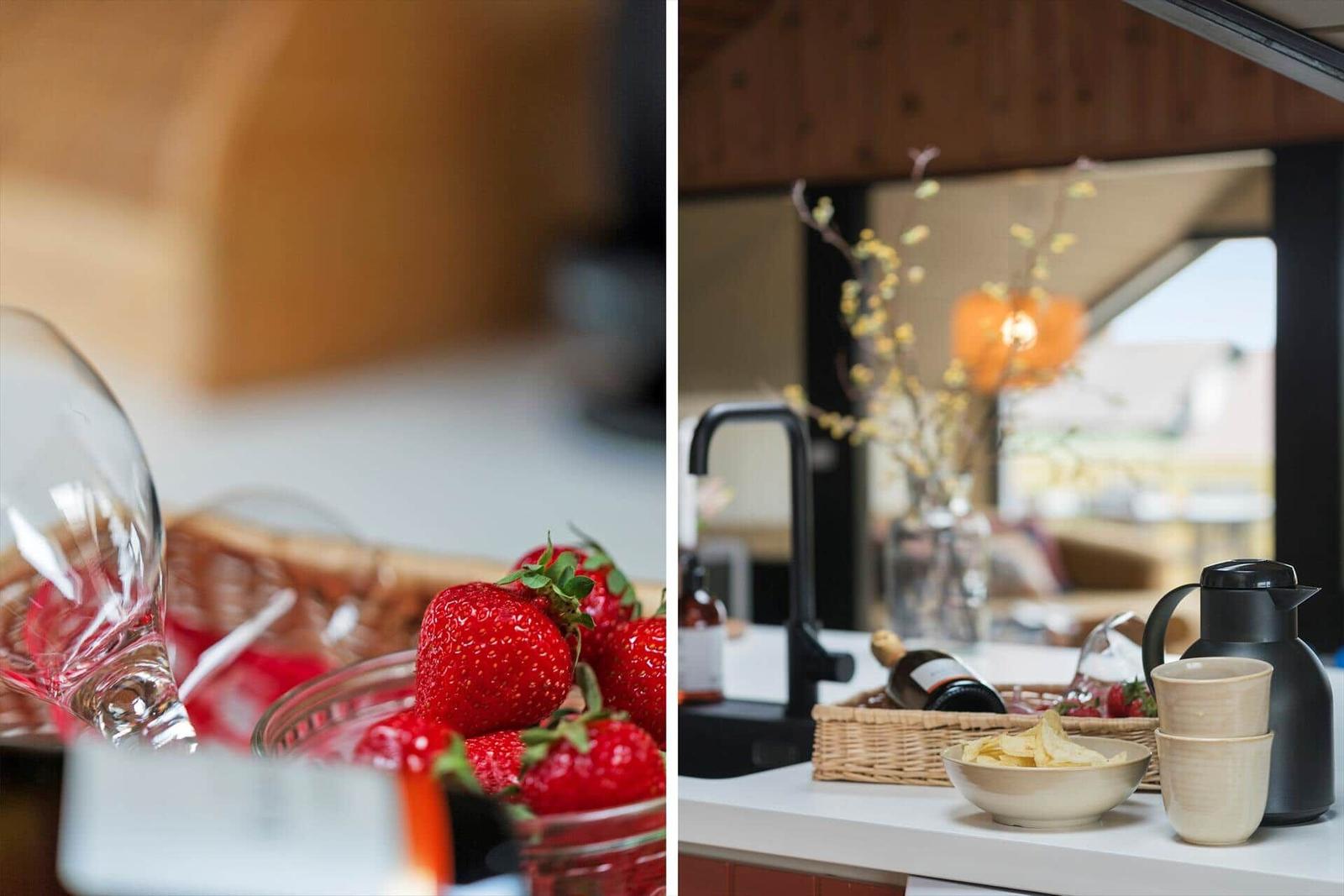 Küchenbereich mit Früchten, Tassen und Kanne auf Arbeitsfläche