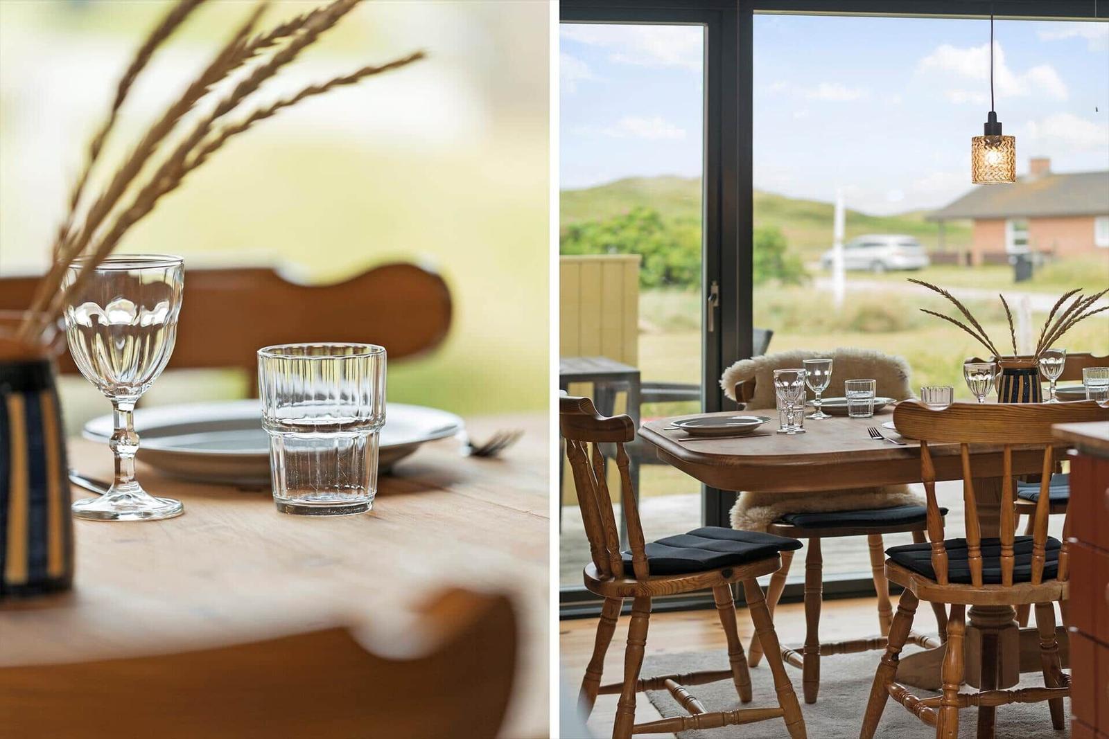 Esstisch mit Stühlen und Blick auf die Landschaft.