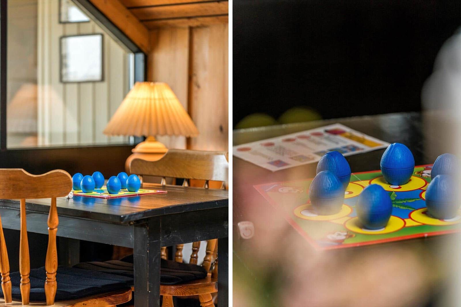 Tisch mit Spielzeug und Lampe in einem Raum mit Holzwänden.