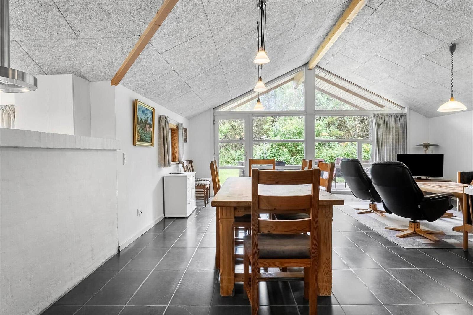 Großer Raum mit Essbereich, Wohnbereich und Blick auf Garten.
