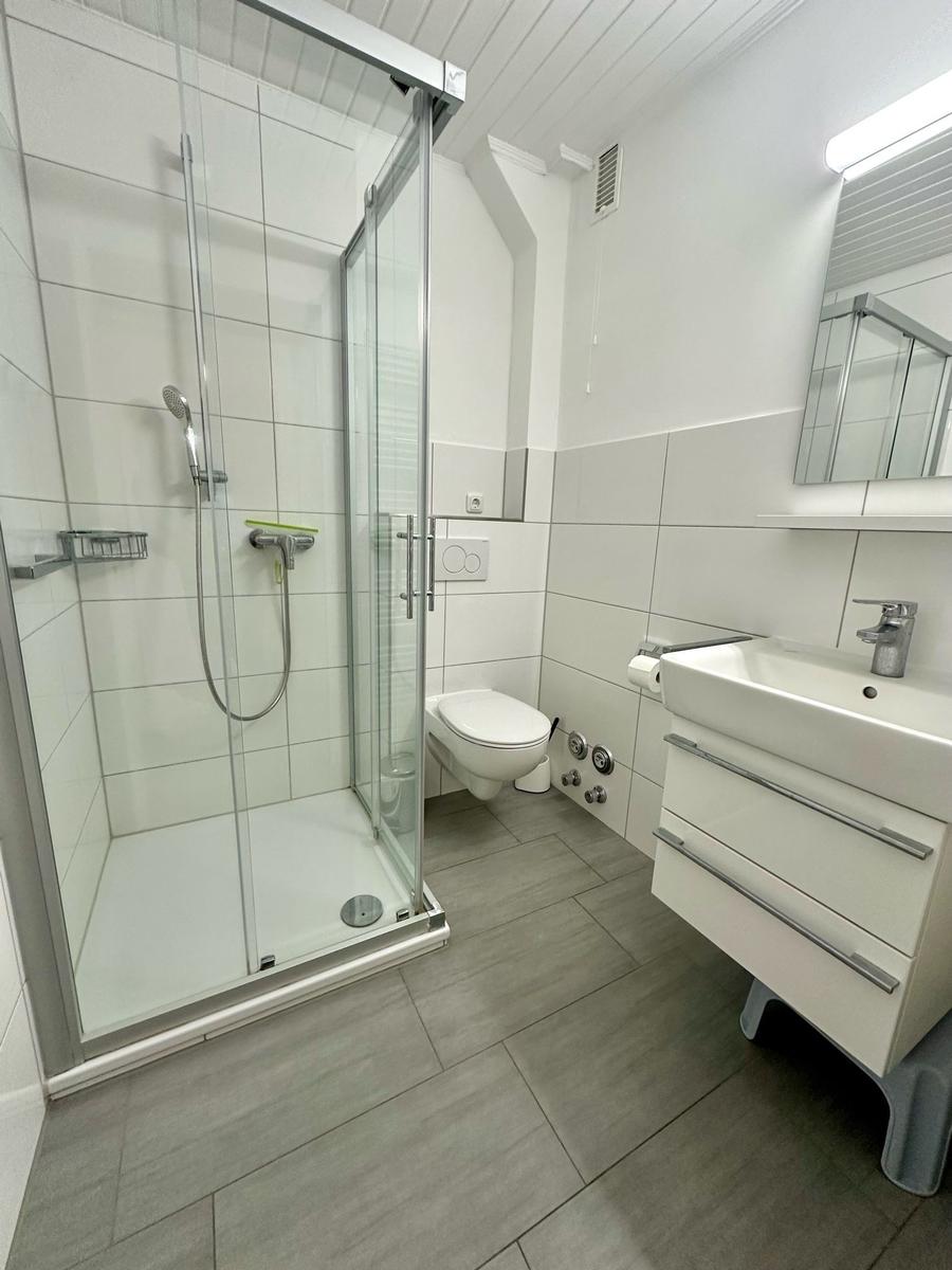 Bad mit Dusche, Toilette und Waschbecken