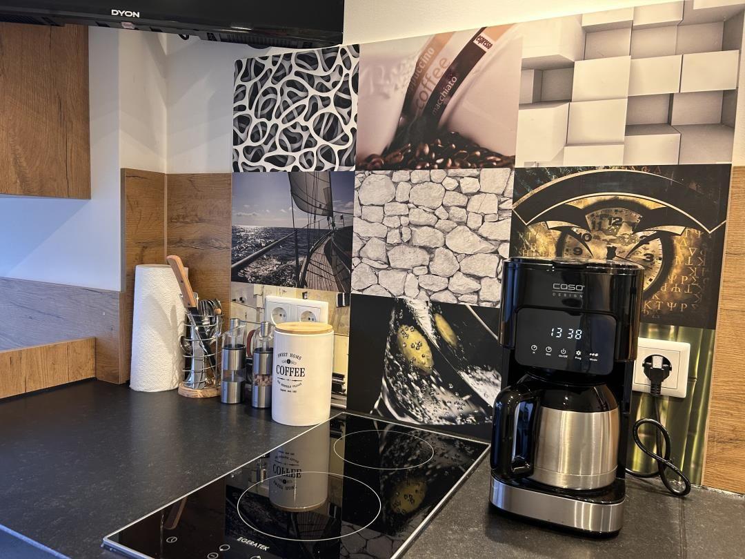 Küchenzeile mit Kaffeemaschine und Induktionskochfeld