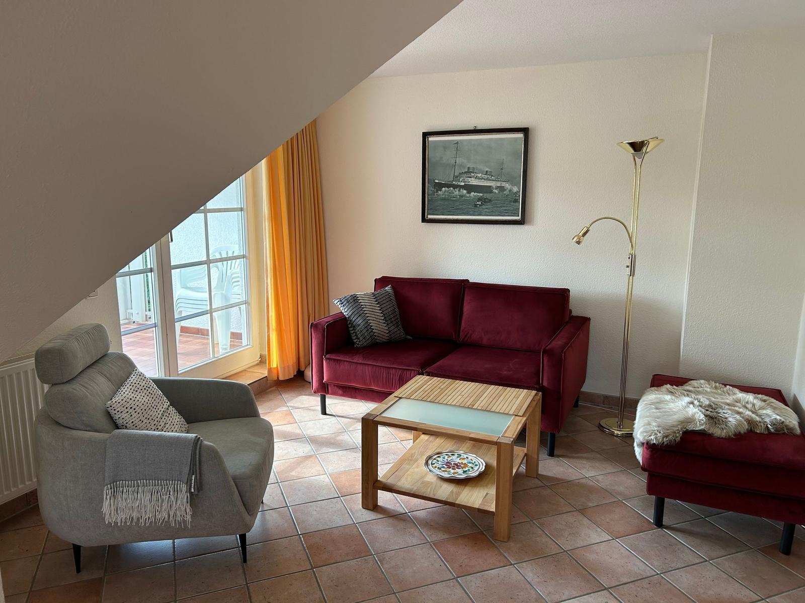 Wohnbereich mit Sofa und Sessel