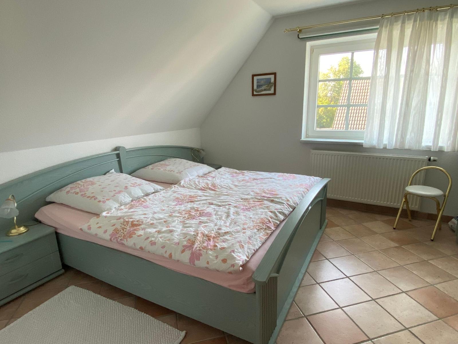 Schlafzimmer mit Doppelbett