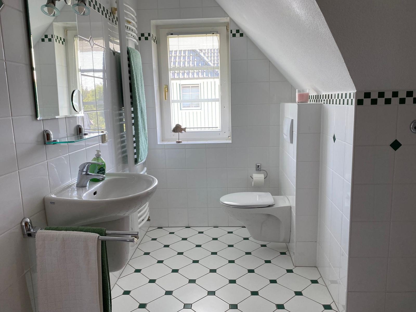 Badezimmer mit Waschbecken und Toilette