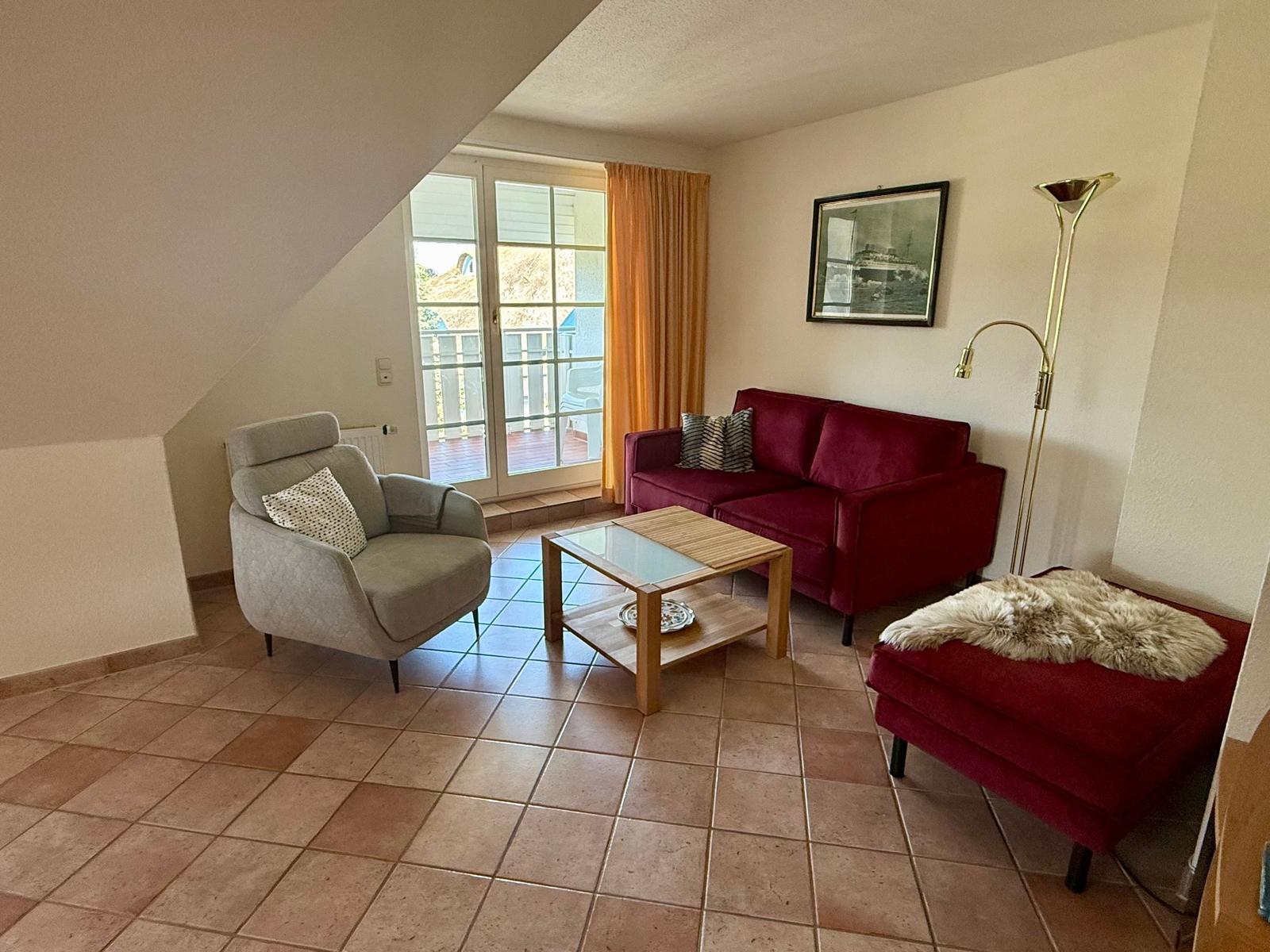 Wohnbereich mit Sofa und Sessel