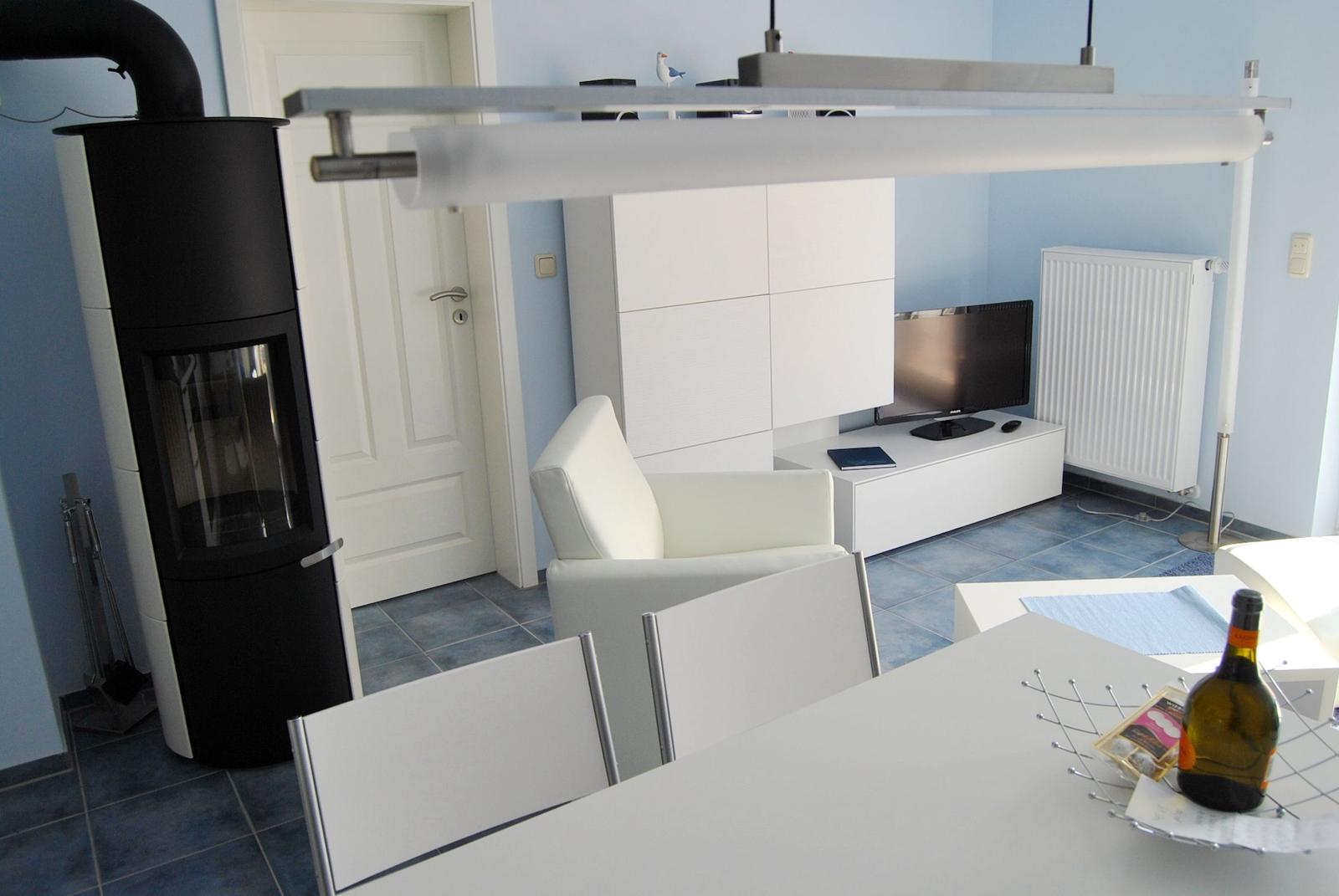 Wohnbereich mit TV und Kamin