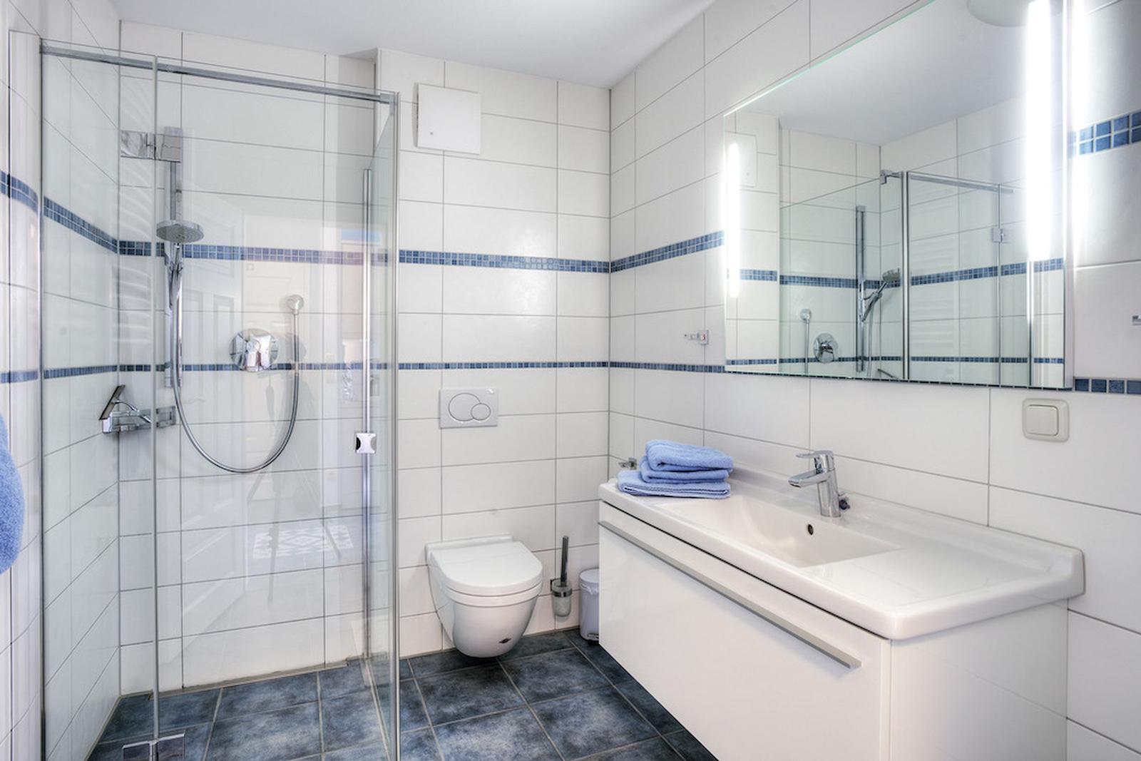 Badezimmer mit ebenerdiger Dusche