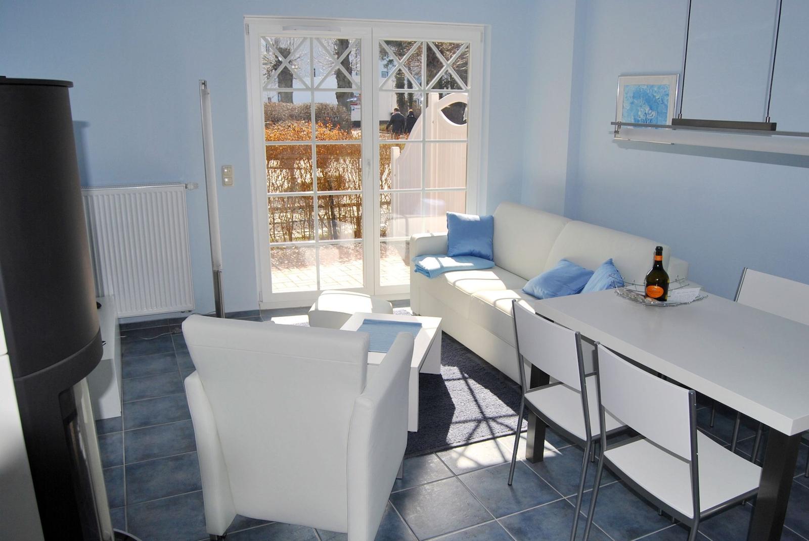 Wohnbereich mit Sofa und Sessel