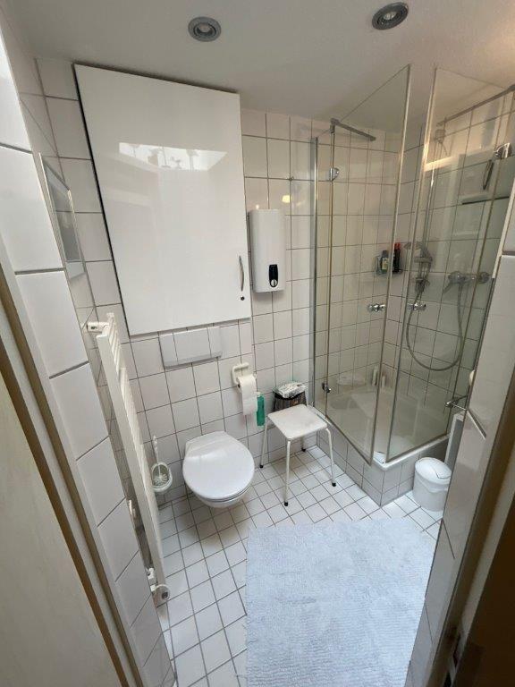 Badezimmer mit Dusche, Toilette und Waschbecken