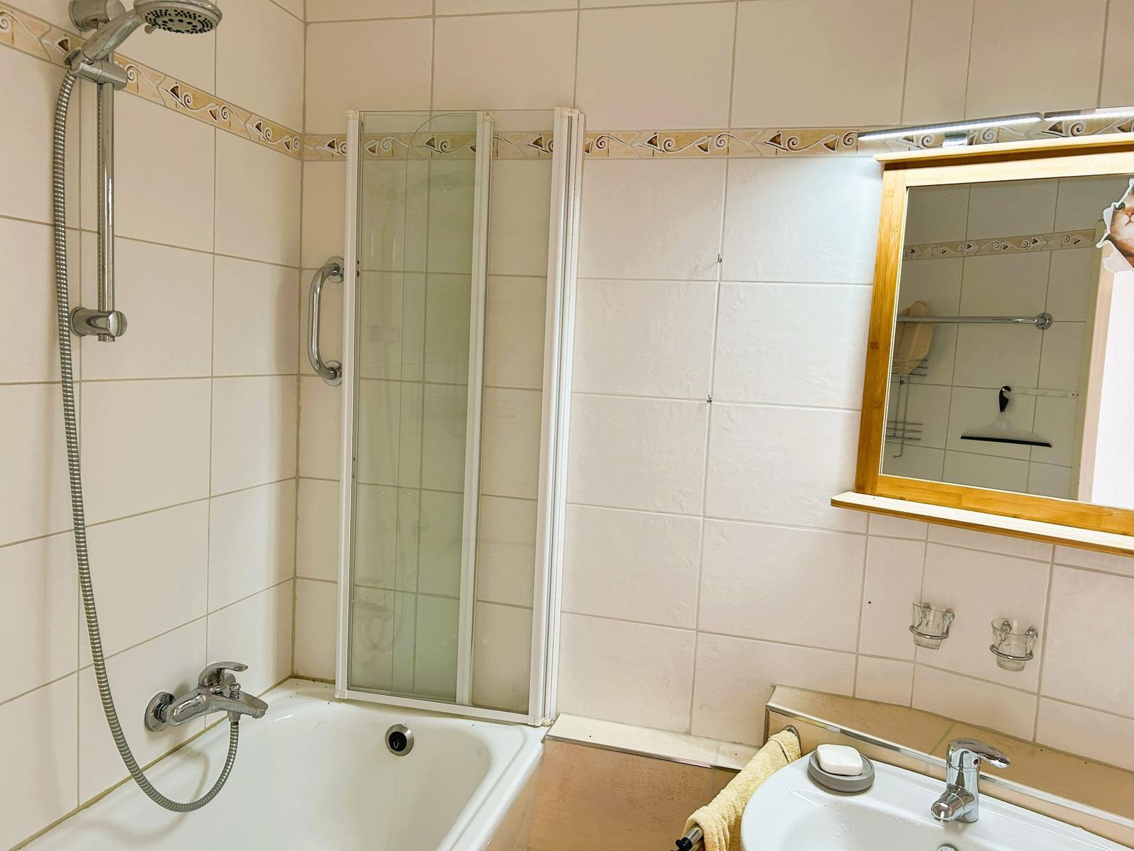 Bad mit Badewanne, Dusche und Waschbecken