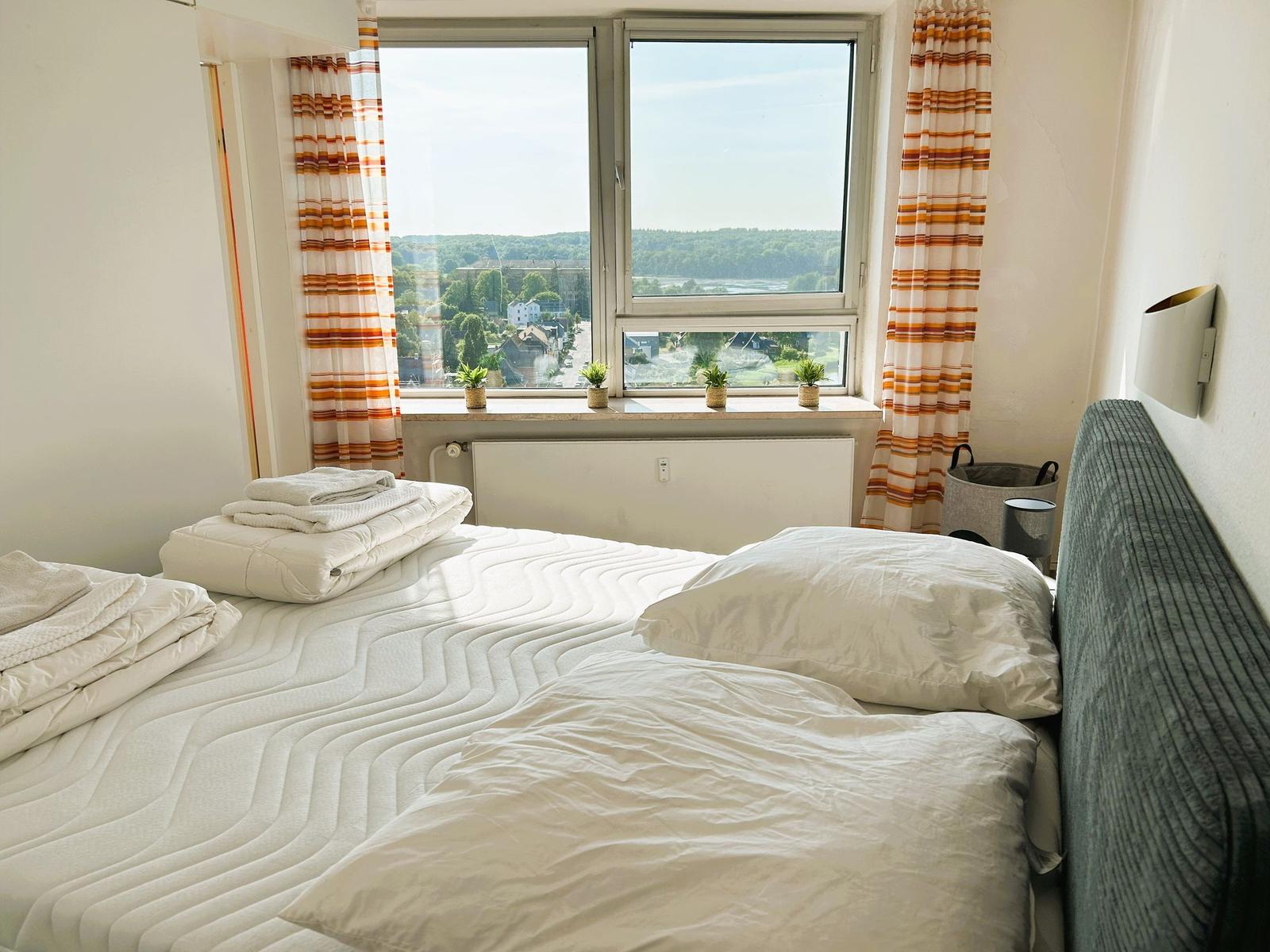 Schlafzimmer mit Blick auf die Landschaft.