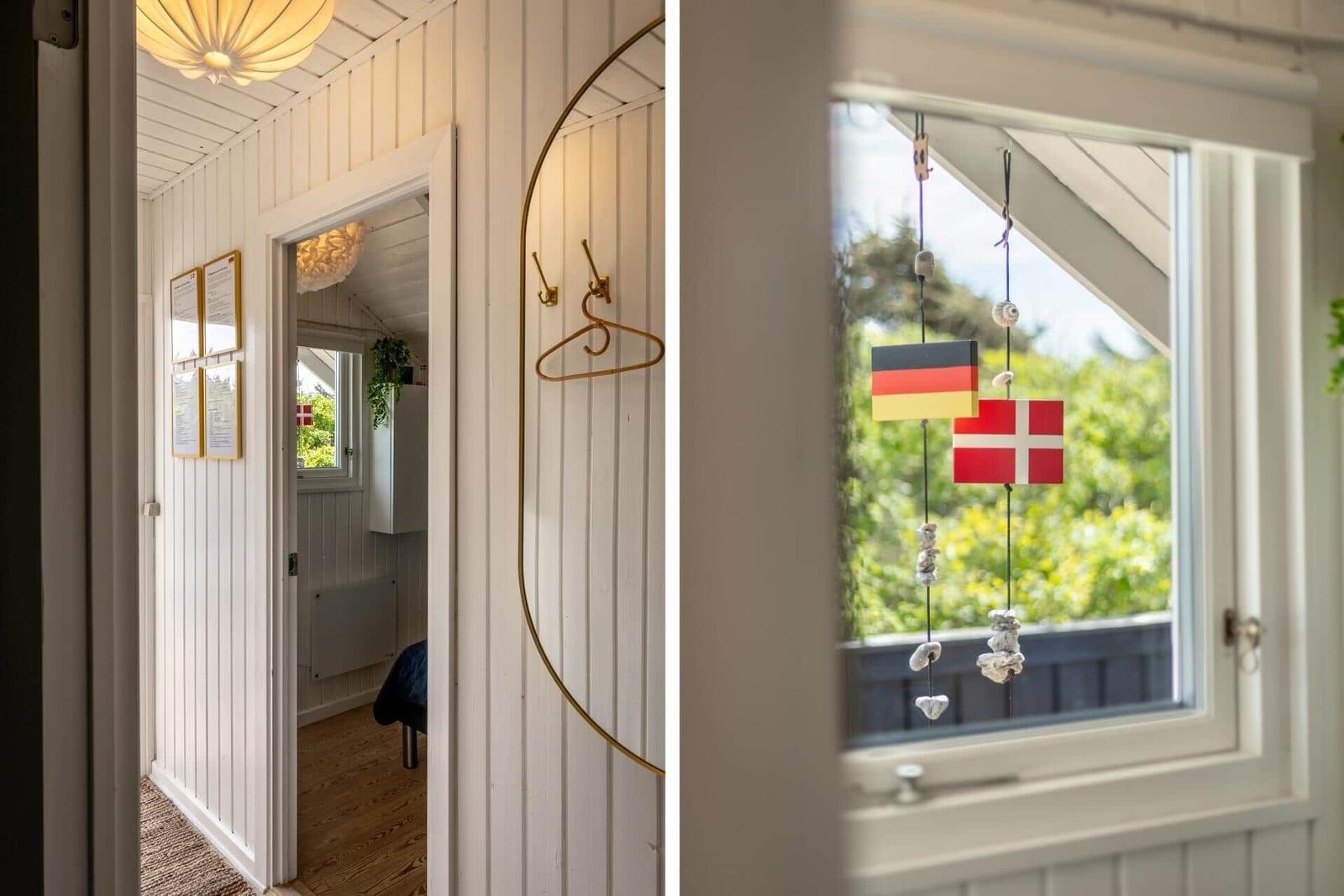 Eingangsbereich mit weißen Wänden und Flaggen an Fenster