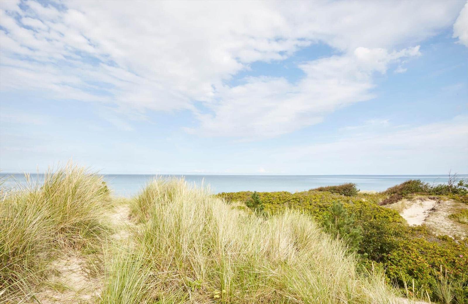 Meer und Strand mit Dünen und Gras