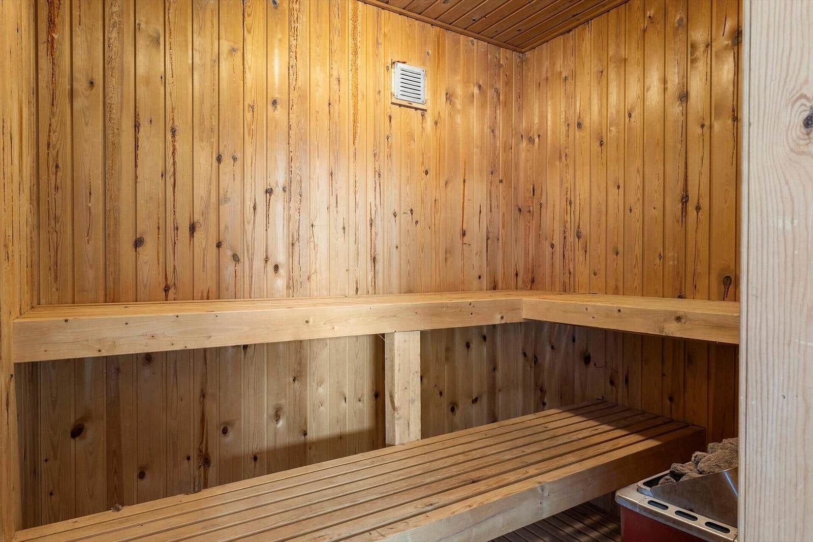 Sauna mit Holzwand und Sitzbänken