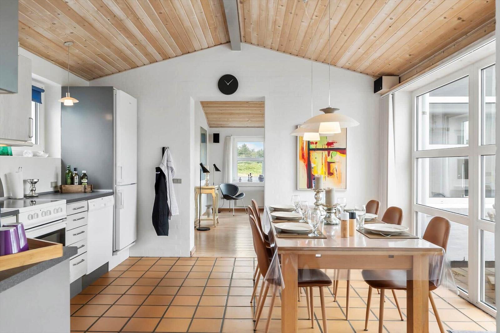 Küche und Essbereich mit Holzdecke und Terrassentür